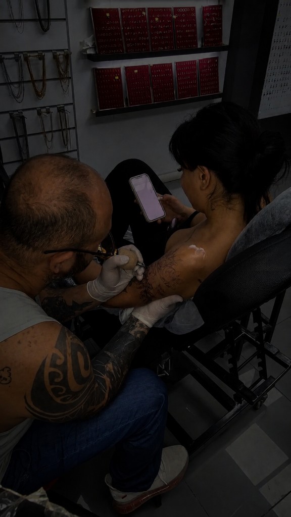 Deniz Tattoo stüdyosunda dövme işlemi